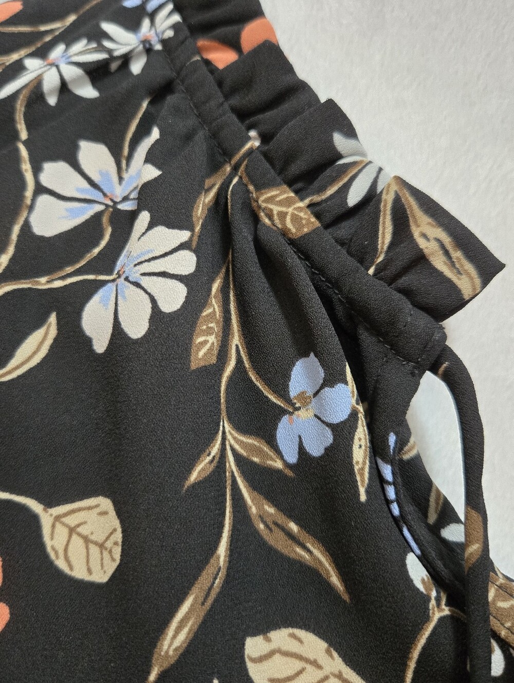 LOFT Black &  Floral Tie-Neck Short Sleeve Blouse Size M - Picture 11 of 14